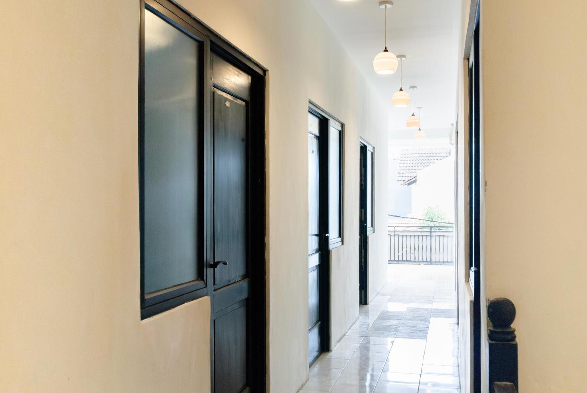 Reddoorz At Flamboyan Harapan Indah Hotel Bekasi Exterior foto