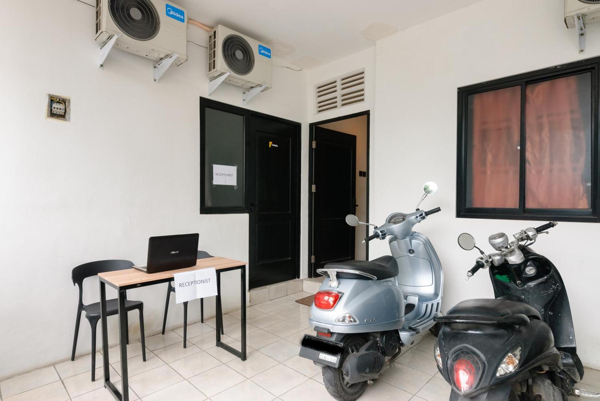 Reddoorz At Flamboyan Harapan Indah Hotel Bekasi Exterior foto