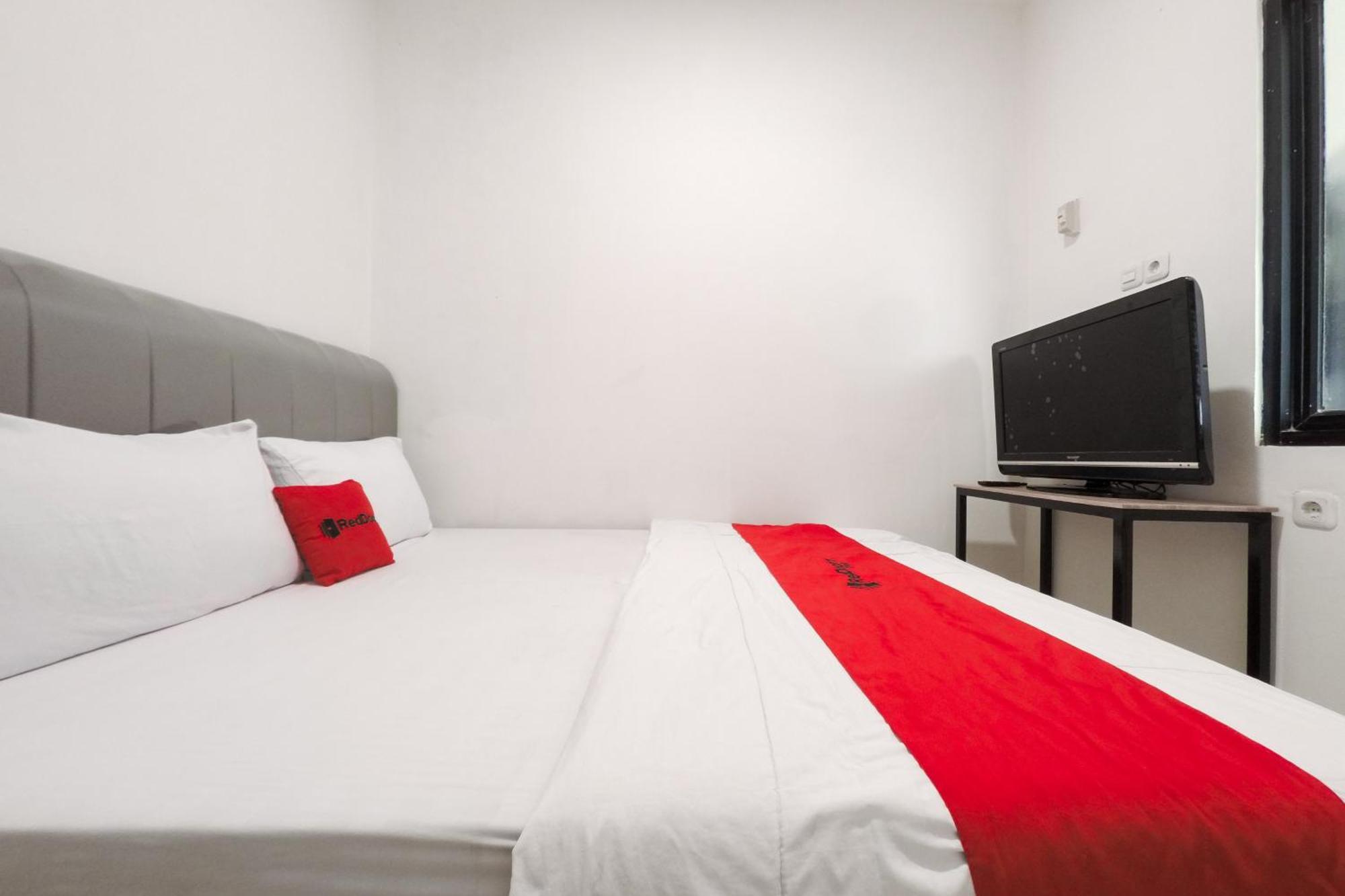 Reddoorz At Flamboyan Harapan Indah Hotel Bekasi Exterior foto