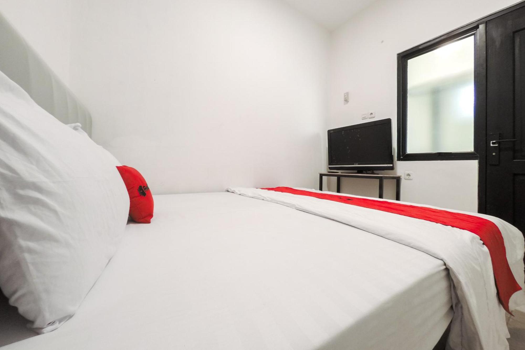 Reddoorz At Flamboyan Harapan Indah Hotel Bekasi Exterior foto