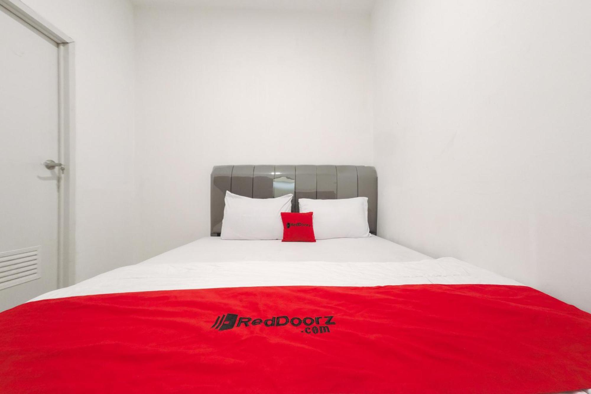Reddoorz At Flamboyan Harapan Indah Hotel Bekasi Exterior foto