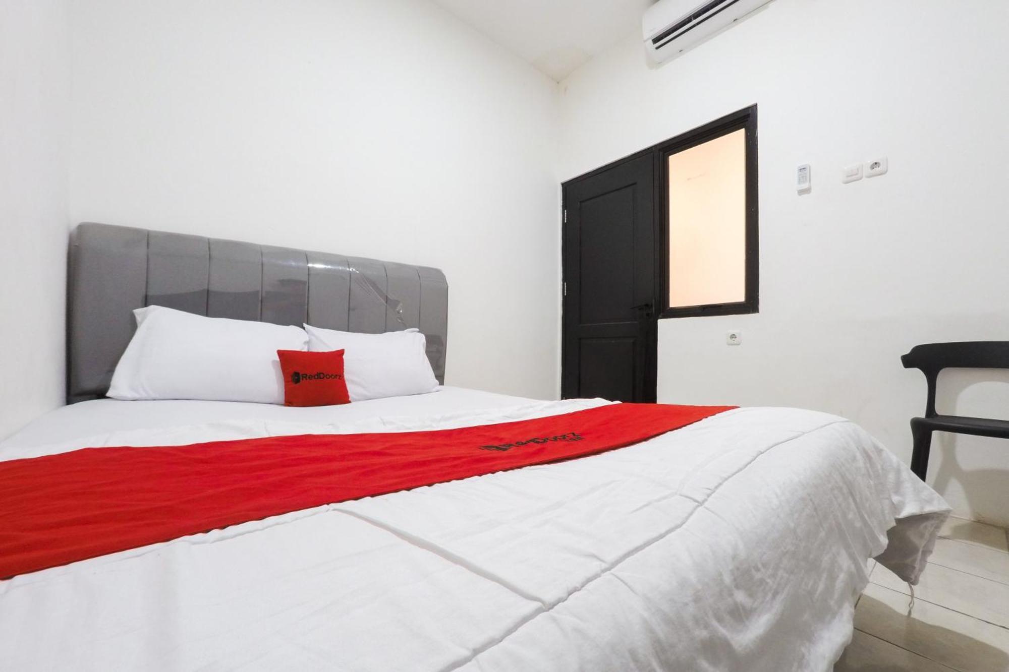Reddoorz At Flamboyan Harapan Indah Hotel Bekasi Exterior foto
