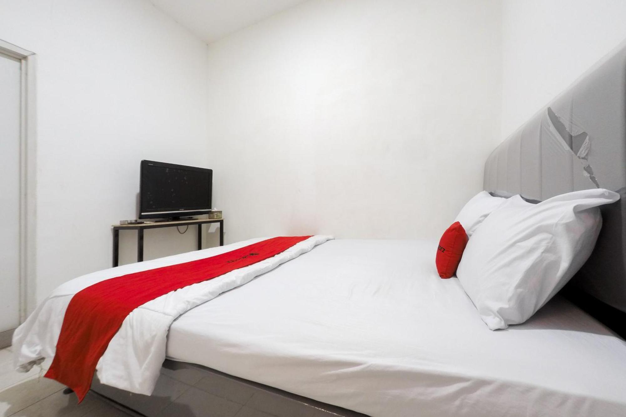Reddoorz At Flamboyan Harapan Indah Hotel Bekasi Exterior foto